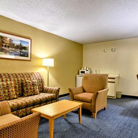 Katahdin Inn & Suites Millinocket ภายนอก รูปภาพ