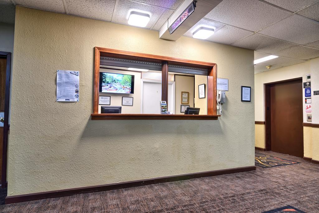 Katahdin Inn & Suites Millinocket ภายนอก รูปภาพ