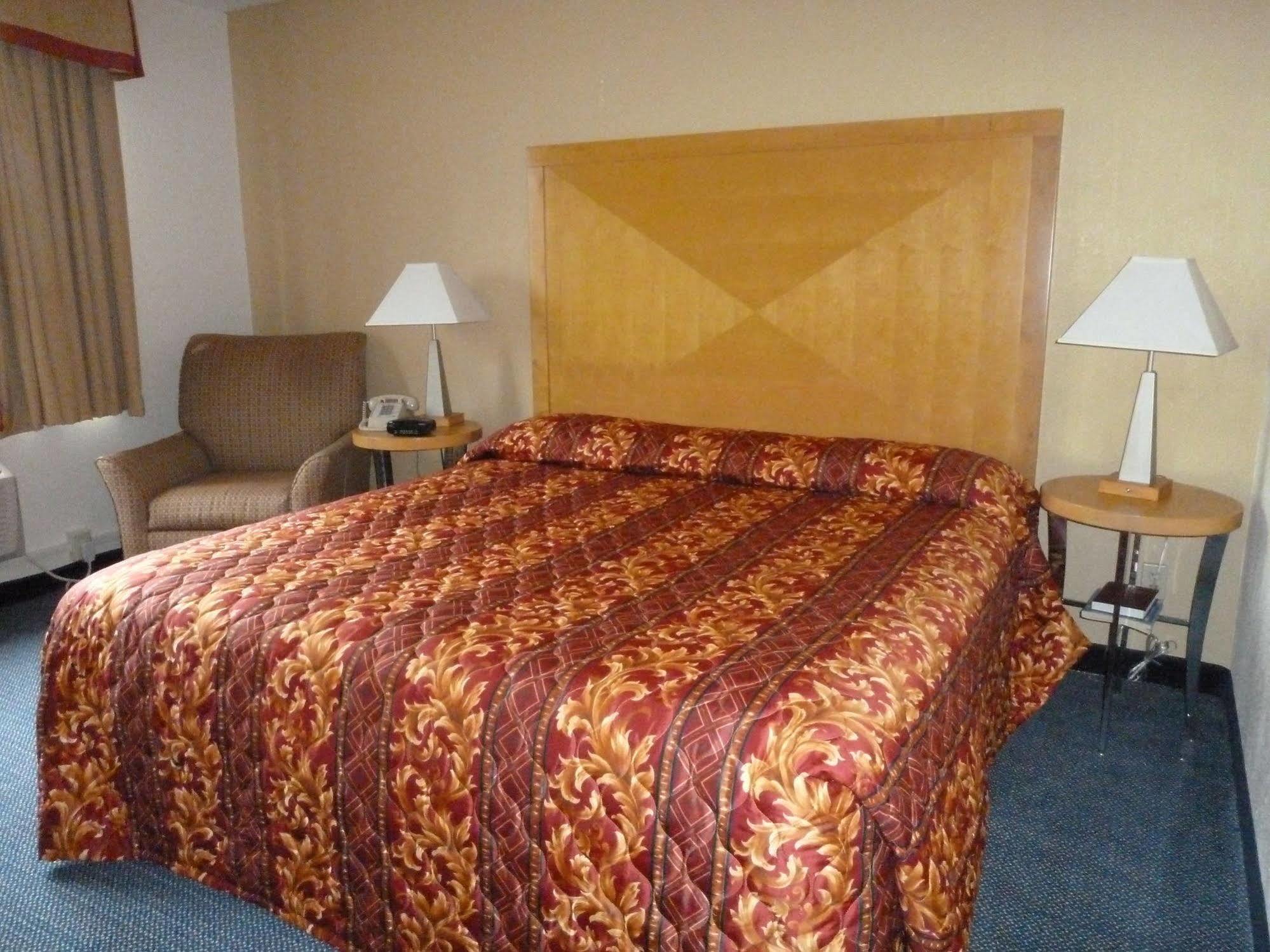 Katahdin Inn & Suites Millinocket ภายนอก รูปภาพ