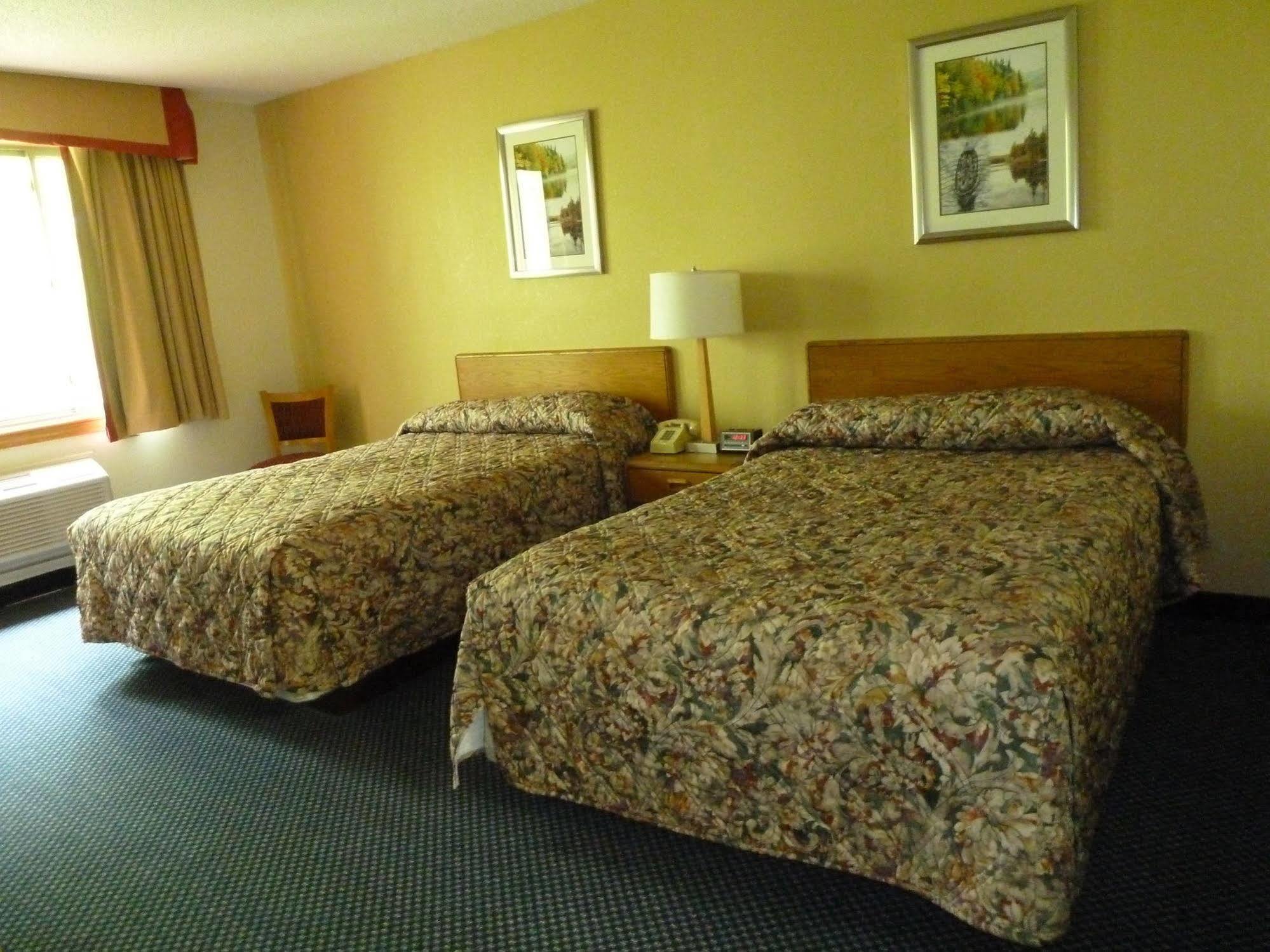 Katahdin Inn & Suites Millinocket ภายนอก รูปภาพ